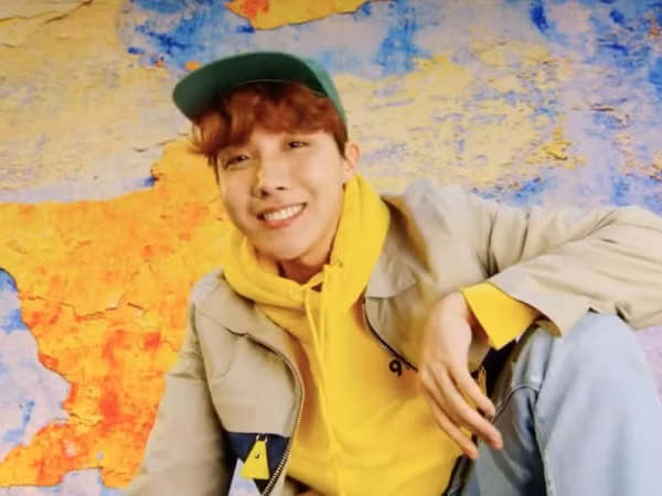 Mixtape "Hope World" của J-Hope (BTS) vừa xuất sắc lọt Top Billboard 200, MV "Airplane" đã lập tức xuất kích