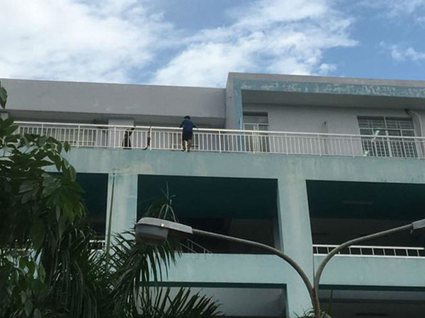 TP.HCM: Giải cứu thành công một nam thanh niên đòi nhảy lầu tự tử do thất tình