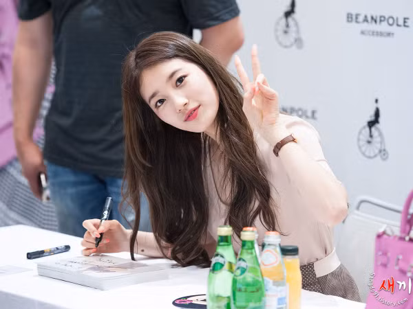 Nếu bạn vẫn nghĩ chữ mình xấu nhất, đó là vì chưa nhìn thấy chữ của các idol này thôi