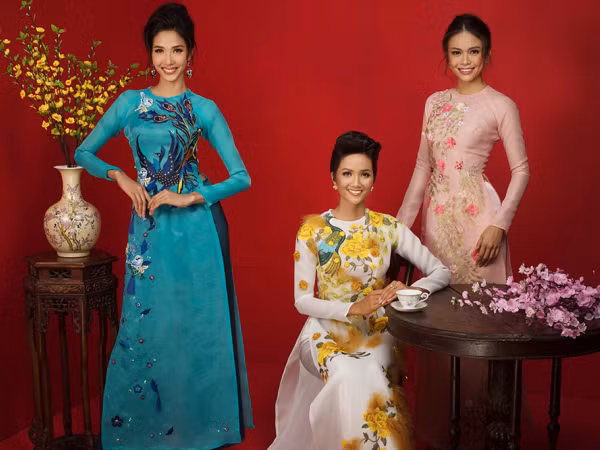 Top 3 Hoa hậu Hoàn vũ Việt Nam 2017 xinh tươi rạng rỡ chào đón Tết Mậu Tuất 2018