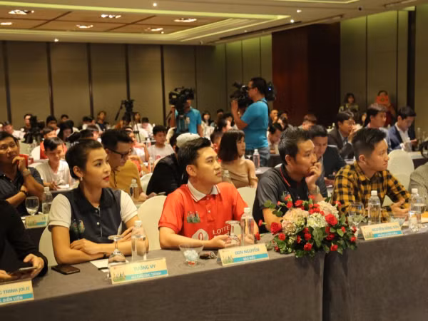 Diệu Nhi, Don Nguyễn, HLV Hồng Sơn cùng loạt sao Việt đồng hành cùng 20 cầu thủ nhí tài năng