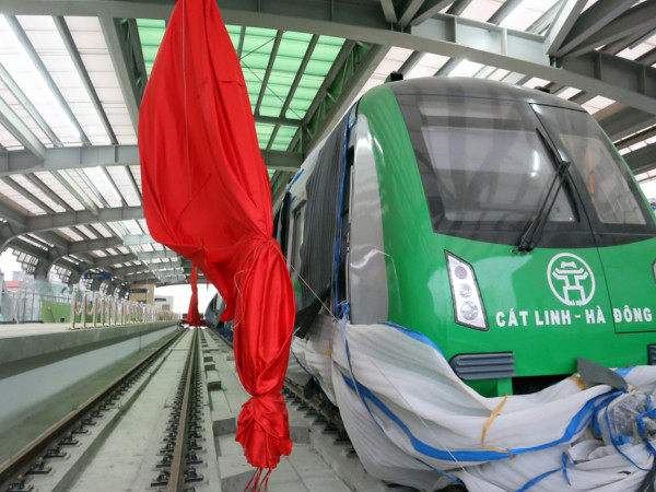 Diện mạo đoàn tàu và nhà ga mẫu đầu tiên tuyến đường sắt trên cao Cát Linh - Hà Đông