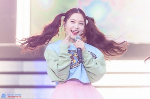 Buộc tóc hai bên chính là cách giúp các sao K-Pop “hồi teen” nhanh nhất