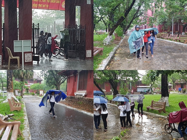 Huế: Phụ huynh đưa con đi làm thủ tục thi trong lốc lớn, mưa dữ dội