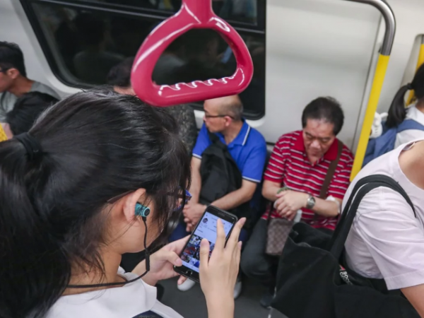 Bị cô giáo thu điện thoại, nữ sinh viết tâm thư đe dọa: "Nếu cô không trả, em sẽ tự tử"