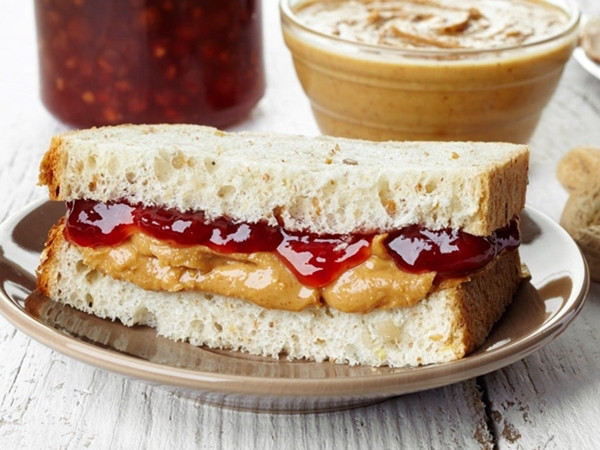 Học sinh lớp 3 dùng tiền dành dụm trả nợ cho bạn – và phản ứng của nhà trường