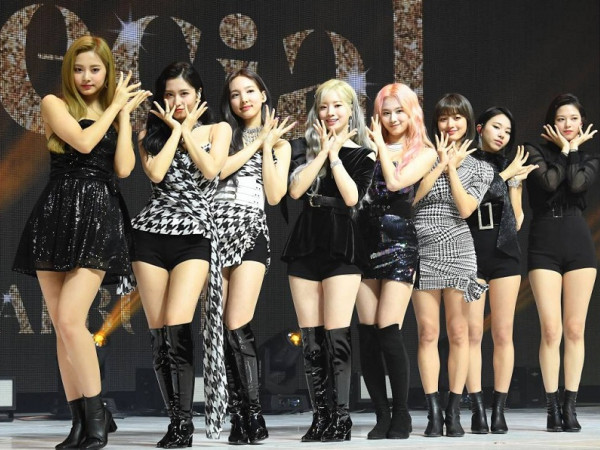 Các cô gái TWICE biến hình xinh lung linh khi comeback với “Feel Special”