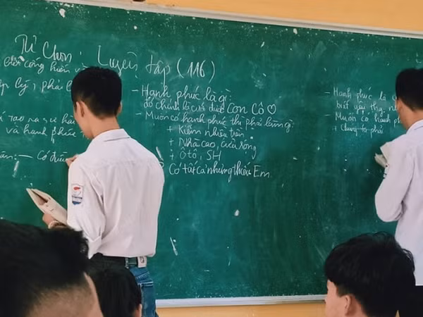 Cười ngất với cách định nghĩa về hạnh phúc của nam sinh: "Hạnh phúc là lấy được con gái cô…"