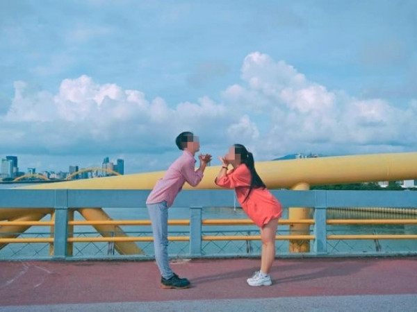 Chụp ảnh bên nhau quá đẹp, cặp đôi bạn thân khác giới bất ngờ nhận... "gạch đá"