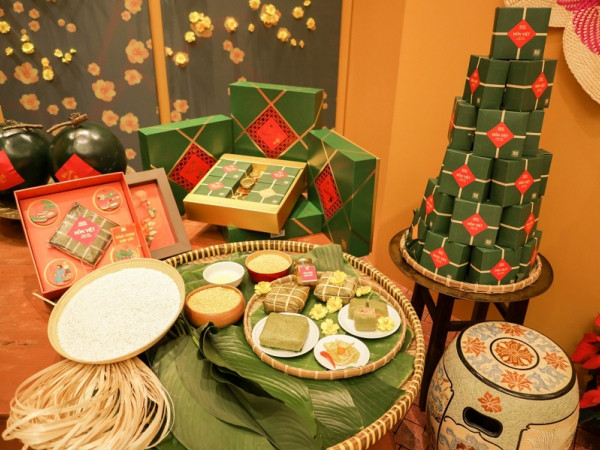 Giới trẻ thành phố được trải nghiệm gói bánh chưng, bánh tét ngay tại "Tet Festival 2020"