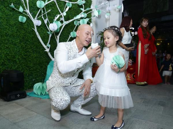 Diễn viên Bình Mình diện quả đầu trọc đến mừng gia đình Phan Đinh Tùng lên chức ông bÀ chủ