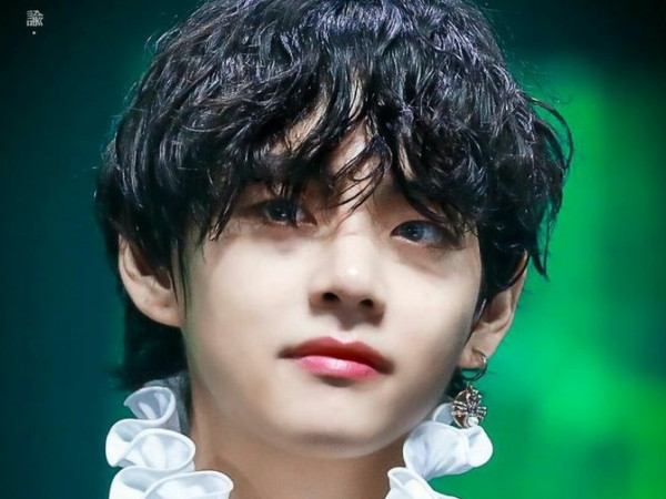 Chỉ mỉm cười chào hậu bối thôi mà V (BTS) cũng gây bão mạng xã hội