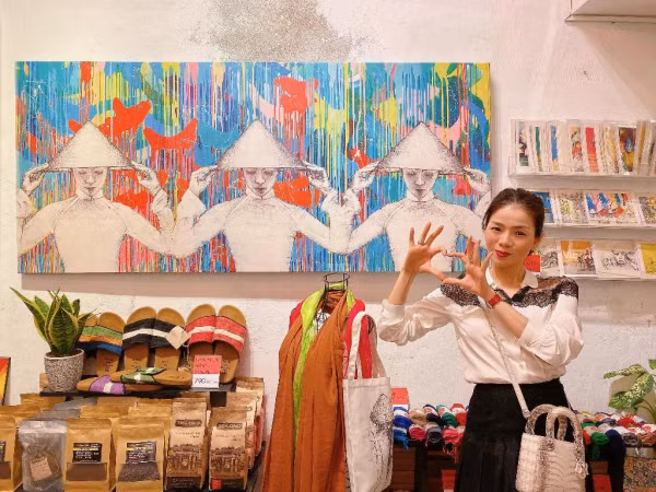 Lệ Quyên hào phóng rút hầu bao mua trọn bộ hàng lưu niệm mang tên mình