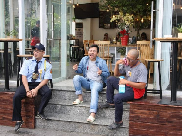 Choáng với hình ảnh 3 thành viên nhóm MTV trở thành xe ôm, bảo vệ và người lau dọn