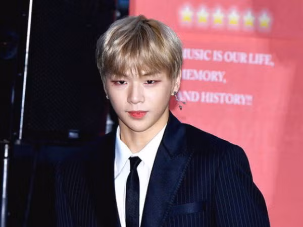 Bất ngờ dính tin đồn tình cảm, Kang Daniel nhận giải thưởng cũng không thể mỉm cười hay phát biểu
