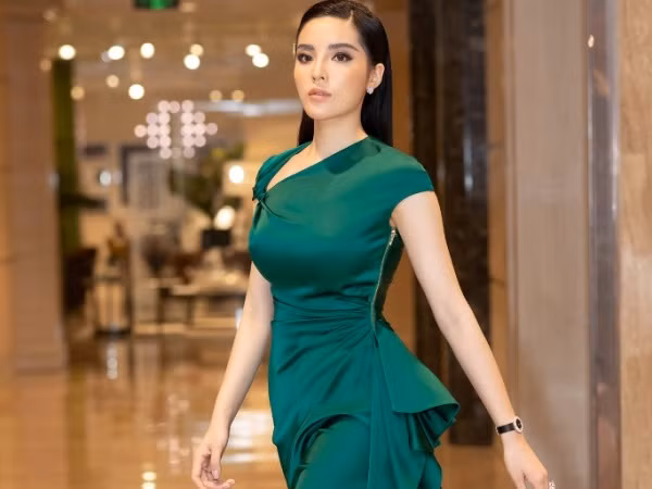 Hoa hậu Kỳ Duyên bất ngờ kín đáo vẫn thu hút mọi ánh nhìn tại sự kiện
