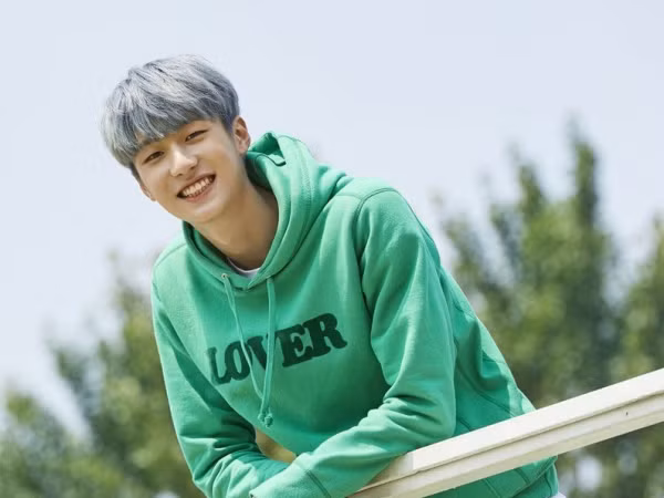 Còn chưa nổi tiếng, nam idol này đã dám giơ ngón tay thối về phía fan