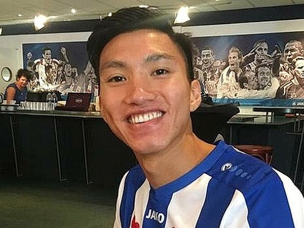 Cựu HLV Heerenveen cho rằng đội bóng trả lương Văn Hậu quá cao