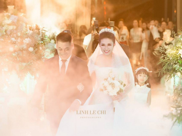 Hé lộ khung cảnh như trong cổ tích tại bữa tiệc đám cưới của Á hậu Tú Anh