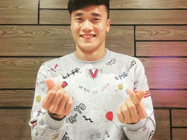 Bùi Tiến Dũng dùng tiền thưởng mua máy giặt cho mẹ đỡ cực, tặng máy massage trị đau lưng cho bố