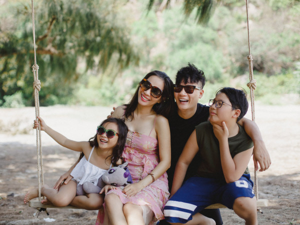 Ca sĩ Hoàng Bách mách bạn bí kíp du lịch thú vị trên đảo hoang cùng gia đình