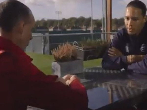 Fan trung thành của Liverpool nhận được món quà bất ngờ từ hậu vệ Virgil van Dijk