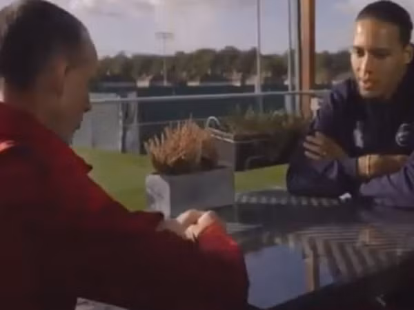 Fan trung thành của Liverpool nhận được món quà bất ngờ từ hậu vệ Virgil van Dijk