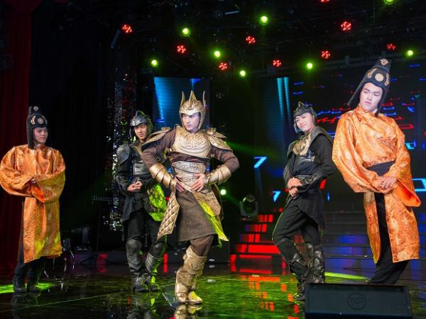 Isaac mặc áo giáp thái tử nhảy PPAP tại buổi họp fan