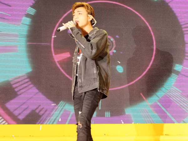 Soobin Hoàng Sơn lần đầu hát live tặng khán giả ca khúc mới "Xin đừng lặng im"