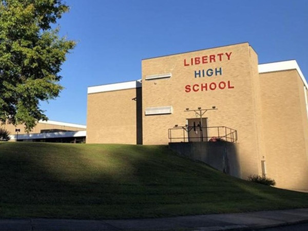 Bị đình chỉ công tác do quấy rối học sinh chuyển giới