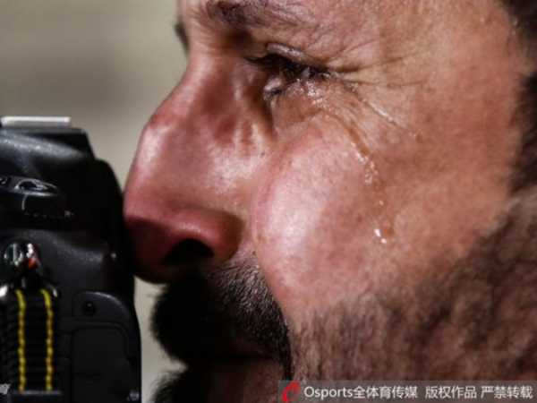 Chứng kiến đội nhà thua cuộc, phóng viên Iraq bật khóc nức nở trong lúc tác nghiệp