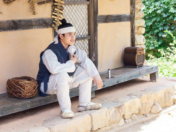 Phì cười với 1001 chiêu chống nóng của D.O. trên phim trường “Lang Quân 100 ngày" 