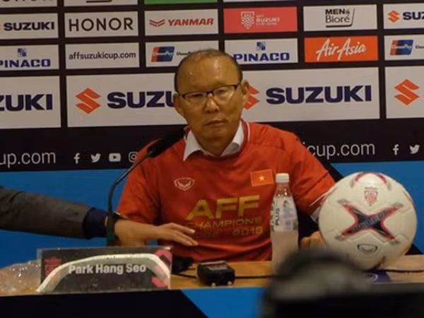 "Nhây" như các học trò: Cắt ngang họp báo, kéo thầy Park ra ngoài ăn mừng vô địch