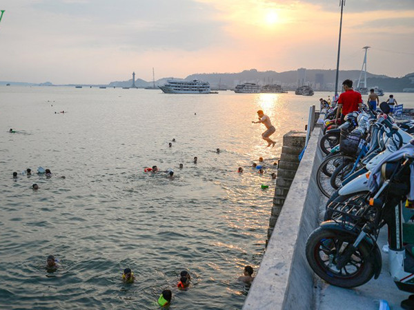 Bãi tắm tự phát lại “mọc như nấm” tại Quảng Ninh khi hè về