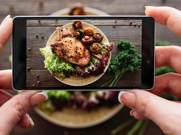 Chết cười với 1001 kiểu chụp ảnh sống ảo "bá đạo" cùng đồ ăn của sao