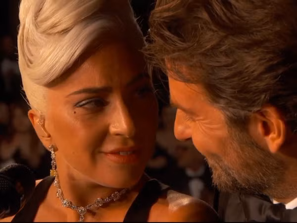Cặp đôi màn ảnh Bradley Cooper - Lady Gaga tiếp tục mang “Shallow” lên sân khấu và ngày càng “tình”!