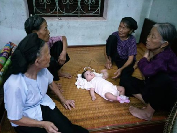 Quây bàn tròn thảo luận đặt tên cho cháu mới sinh, 4 cụ già chiếm spotlight mạng xã hội