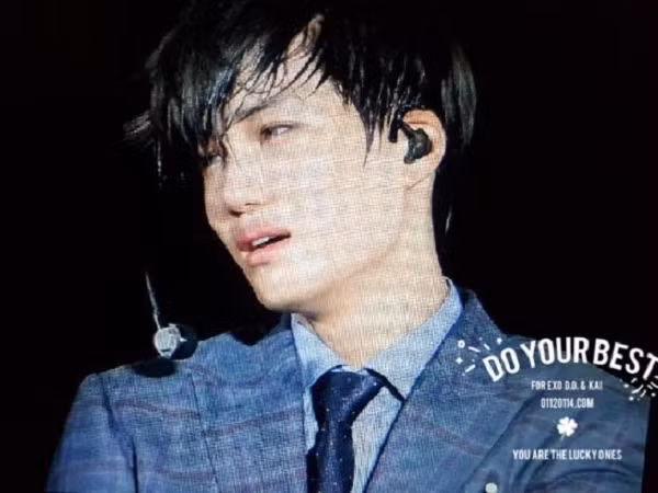 Kai (EXO) tự dưng bật khóc nức nở trong concert mới, và lý do đầy cảm động phía sau