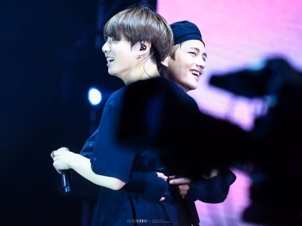 Tan chảy với những cử chỉ siêu ngọt ngào và ấm áp mà V cùng Jungkook BTS dành cho nhau 