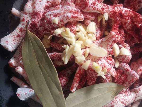 Chân gà Adidas, mũ bảo hiểm và 4 món lạ nhất Philippines