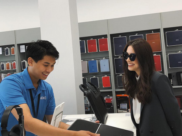 Đẹp trai, giàu có nhưng thiếu gia út nhà chồng Hà Tăng vẫn đứng bán hàng và lãnh lương theo giờ