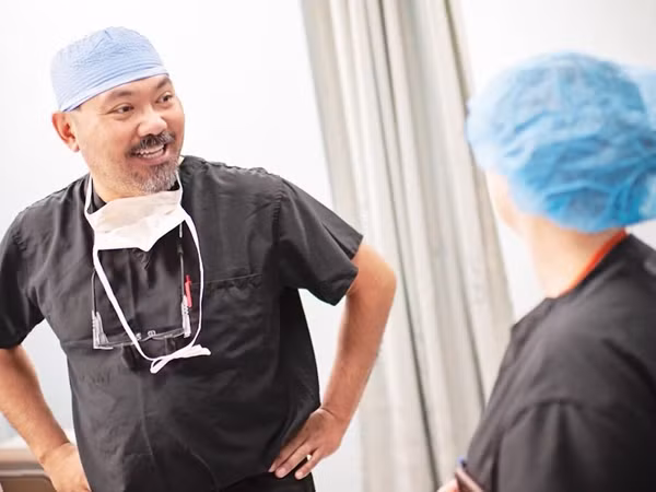 Bác sĩ phẫu thuật cho bệnh nhân trả viện phí bằng cách tham gia hoạt động tình nguyện