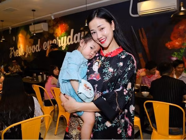 Ca sĩ Maya tất bật vÀo bếp trong vai trò "bÀ chủ" quán ăn