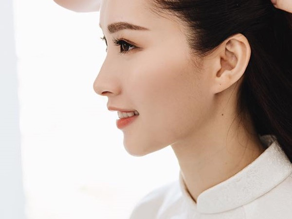 Hoa hậu Thu Thảo hạnh phúc bên chồng sắp cưới trong lễ ăn hỏi sáng nay