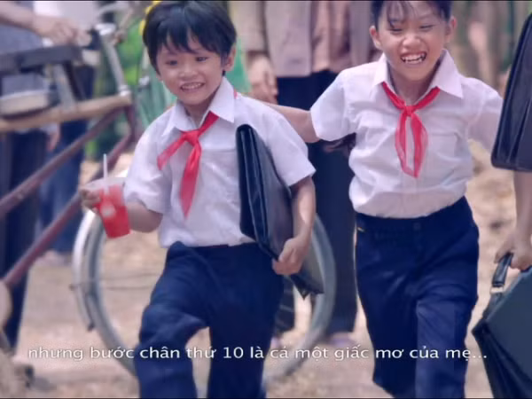 Rớt nước mắt vì tình cảm gia đình trong phim ngắn "10 bước chân"