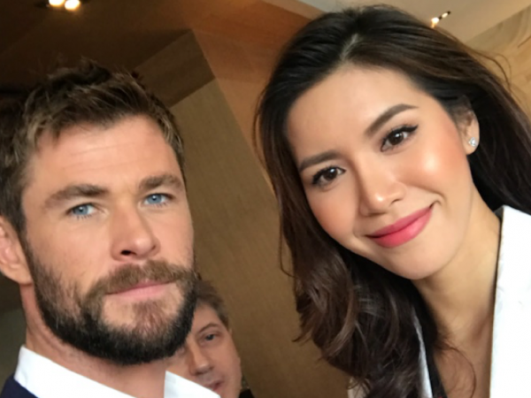 Minh Tú tự tin phỏng vấn dàn sao "Thor: Ragnarok" trên thảm đỏ sự kiện tại Úc