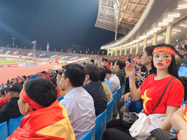 Thêm một nữ cổ động viên xinh đẹp trên sân bóng được dân mạng "truy lùng" thông tin