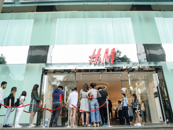 Các tín đồ thời trang xếp hàng từ rất sớm để mong được sở hữu bộ sưu tập ERDEM x H&M