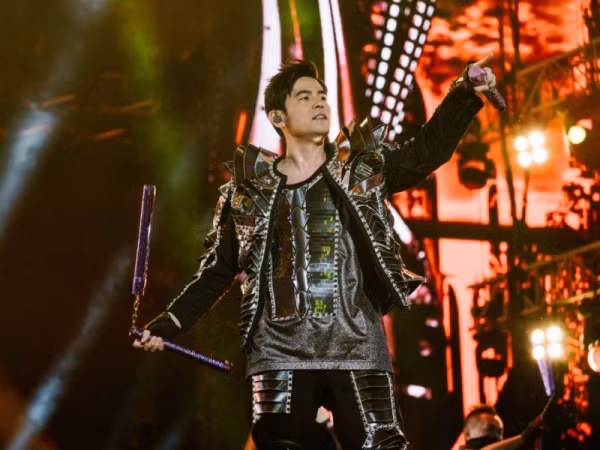Châu Kiệt Luân hoãn concert vì dịch cúm, quyên góp cho cuộc chiến chống lại virus Corona