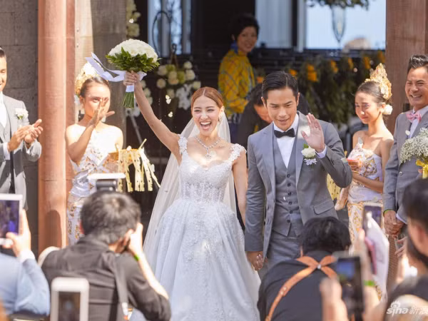 "Bát a ca" của Bộ Bộ Kinh Tâm và nàng hoa hậu kém 22 tuổi có đám cưới đẹp như mơ